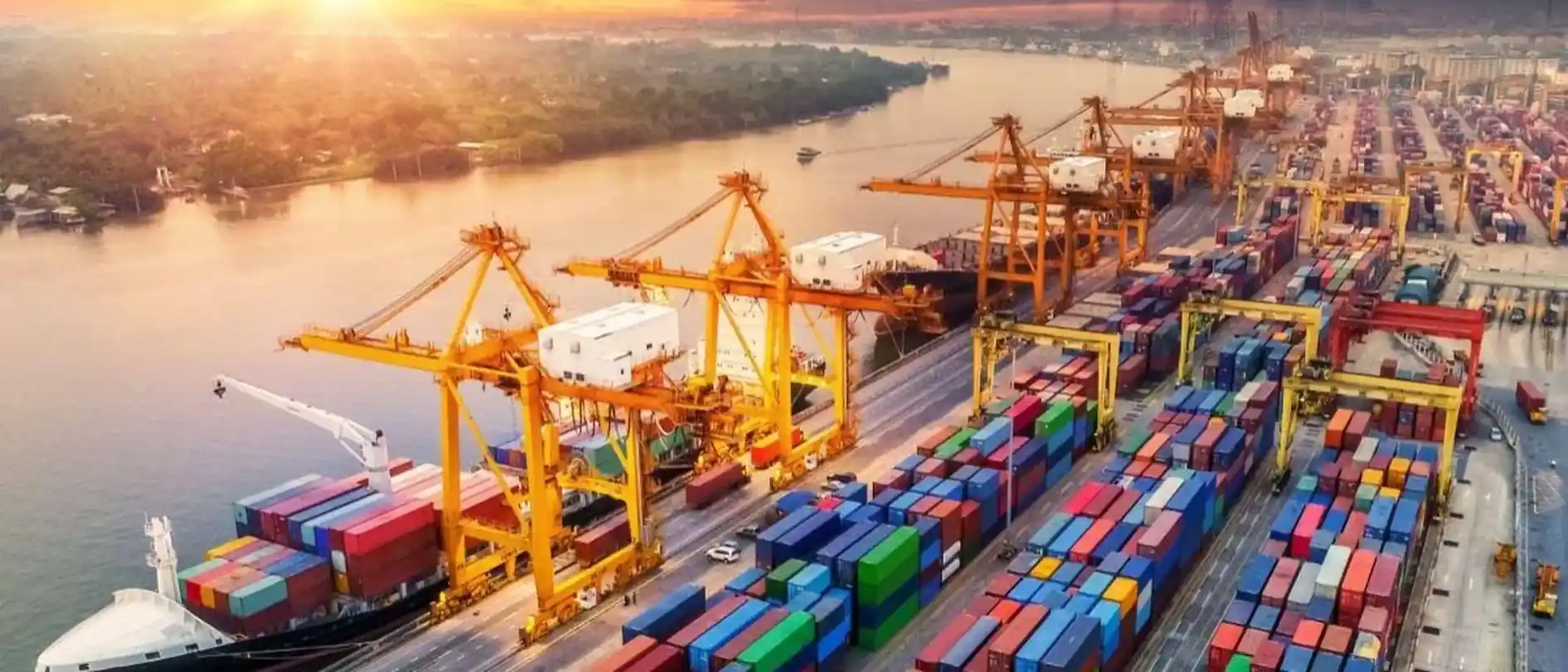 Terminal portuário movimentando contêineres de importação industrial