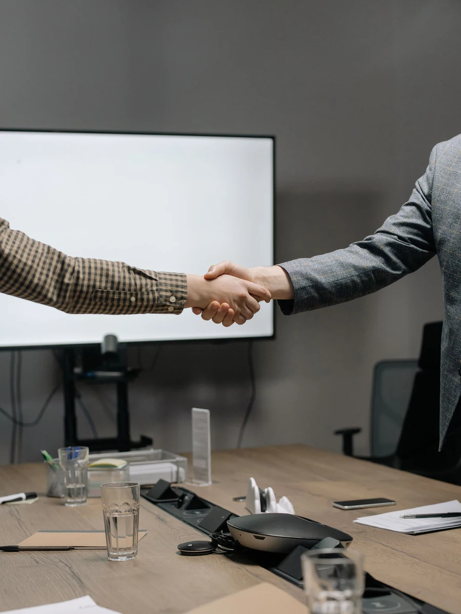 Consultor conduzindo reunião de diagnóstico de compras
